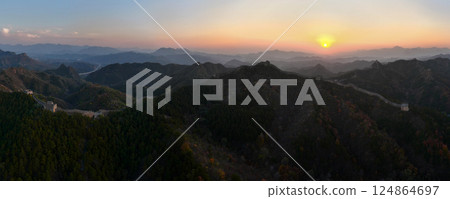 Panoramic aerial photograph of the Great Wall of China at sunset 124864697