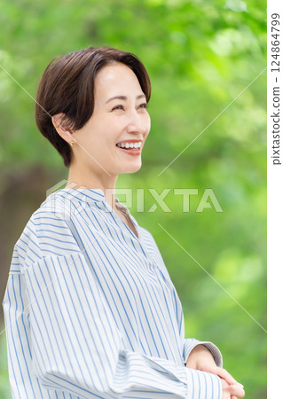 清新綠中女人美 124864799