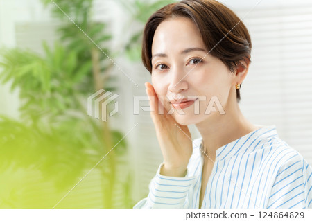 Middle-aged woman, living room, beauty Middle-aged woman, living room, beauty 124864829