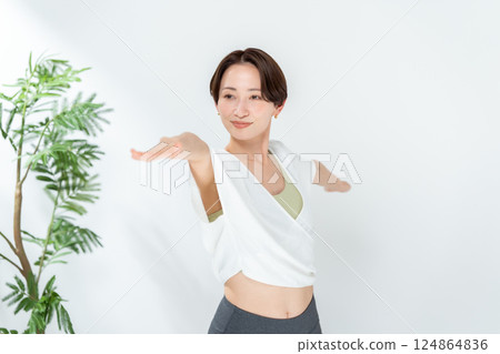 Women who do yoga Women who do yoga 124864836