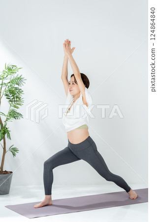 Women who do yoga Women who do yoga 124864840