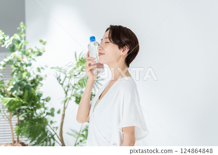 Woman drinking water, sportswear 124864848