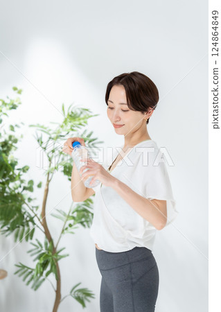 Woman drinking water, sportswear Woman drinking water, sportswear 124864849