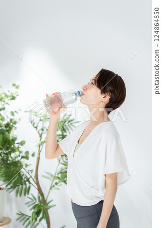 Woman drinking water, sportswear 124864850