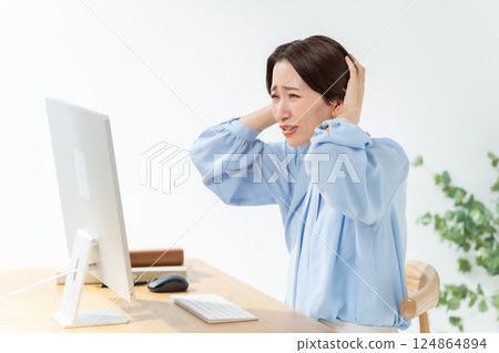 Business woman computer trouble 124864894