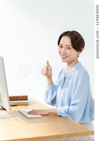 Woman, computer, working from home, thumbs up 124864895