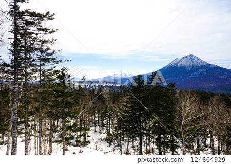 從北海道國道241號索達凱台眺望雄阿寒山 從北海道國道241號索達凱台眺望雄阿寒山 124864929
