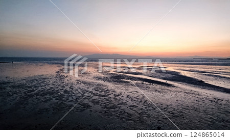 At dusk, the Ramsar Convention site of Arao tidal flats is so magical that it leaves you speechless. 124865014