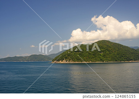 從渡輪觀景台眺望小豆島大隅花燈塔-1 124865155