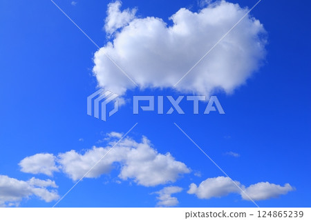 漂浮在藍天上的雲彩 124865239