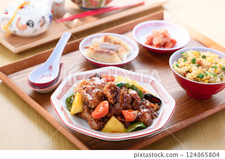 Sweet and sour pork set meal (sweet and sour pork, fried rice, kimchi, gyoza) 124865804