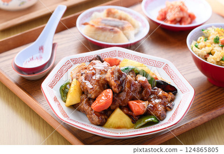 Sweet and sour pork set meal (sweet and sour pork, fried rice, kimchi, gyoza) 124865805