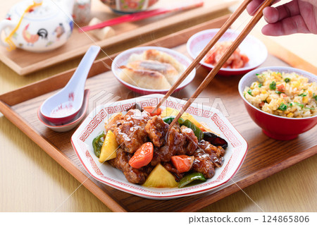 Sweet and sour pork set meal (sweet and sour pork, fried rice, kimchi, gyoza) 124865806