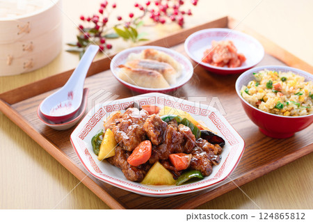 Sweet and sour pork set meal (sweet and sour pork, fried rice, kimchi, gyoza) Sweet and sour pork set meal (sweet and sour pork, fried rice, kimchi, gyoza) 124865812