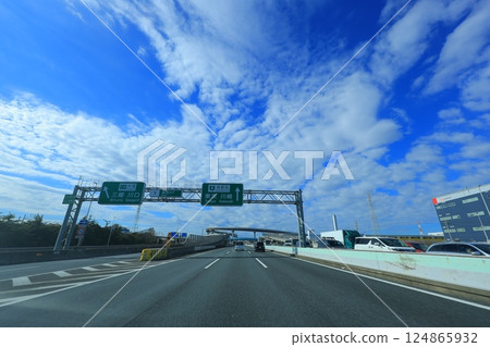 汽車在高速公路上運行 汽車在高速公路上運行 124865932