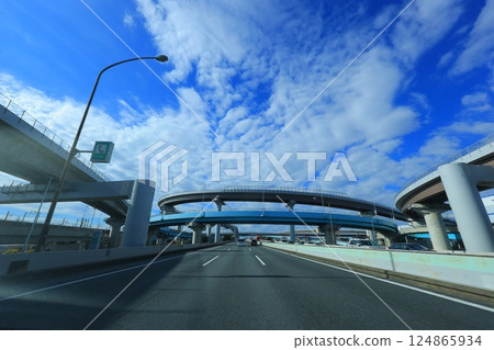 汽車在高速公路上運行 汽車在高速公路上運行 124865934