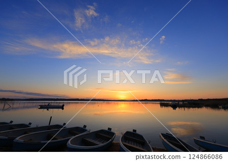 A beautiful morning glow 124866086