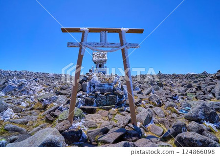 長野縣的春天,蓼科山岩石山頂上的蓼科神社內宮 長野縣的春天,蓼科山岩石山頂上的蓼科神社內宮 124866098