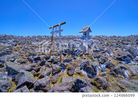 長野縣的春天,蓼科山岩石山頂上的蓼科神社內宮 長野縣的春天,蓼科山岩石山頂上的蓼科神社內宮 124866099