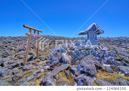 Spring in Nagano Prefecture, the inner shrine of Tateshina Shrine on the rocky summit of Mount Tateshina 124866100