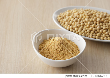 Kinako (roasted soybean flour) served on a white plate 124866265