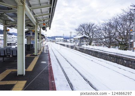 Scenery of the station covered in snow, Gunge Station, Tottori Prefecture Scenery of the station covered in snow, Gunge Station, Tottori Prefecture 124866297