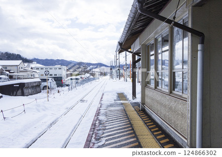 Scenery of the station covered in snow, Gunge Station, Tottori Prefecture Scenery of the station covered in snow, Gunge Station, Tottori Prefecture 124866302