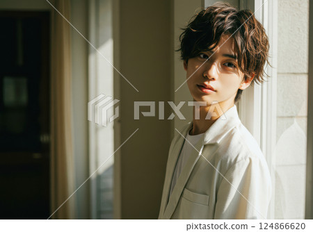 一位日本年輕男子站在窗邊，周圍環繞著柔和的自然光（AI 生成的圖像） 124866620