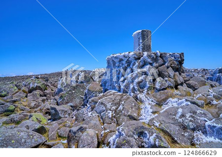 長野縣的春天：立科山岩石山頂上的指南針 124866629