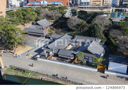 從福岡縣北九州市小倉城的城堡塔上看到的景色。小倉城庭園 124866973