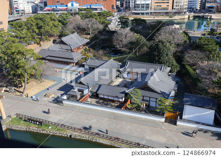 從福岡縣北九州市小倉城的城堡塔上看到的景色。小倉城庭園 124866974