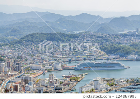 長崎縣佐世保市：大型遊輪停泊的佐世保市街道 124867993