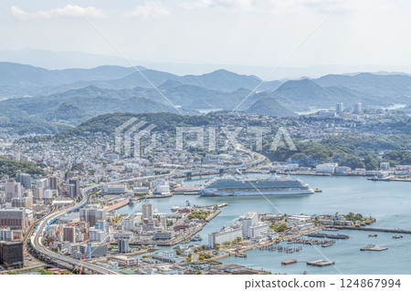 長崎縣佐世保市：大型遊輪停泊的佐世保市街道 124867994