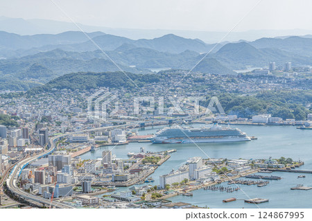 長崎縣佐世保市：大型遊輪停泊的佐世保市街道 124867995
