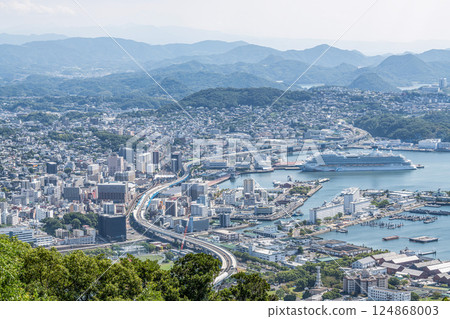 長崎縣佐世保市:大型遊輪停泊的佐世保市街道 長崎縣佐世保市:大型遊輪停泊的佐世保市街道 124868003