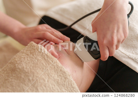Man shaving his beard 124868280
