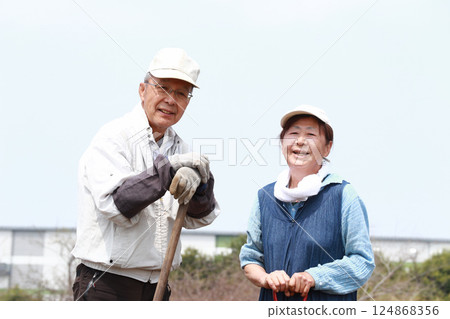菜園裡的老年夫婦 菜園裡的老年夫婦 124868356