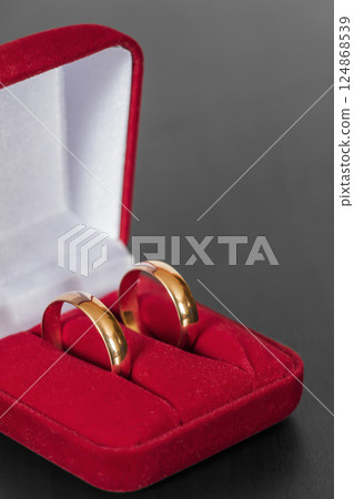 Wedding rings in a box Wedding rings in a box 124868539