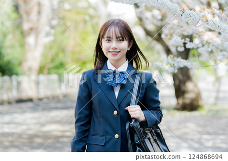 漫步在櫻花叢中的女高中生 124868694