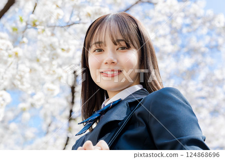 漫步在櫻花叢中的女高中生 124868696
