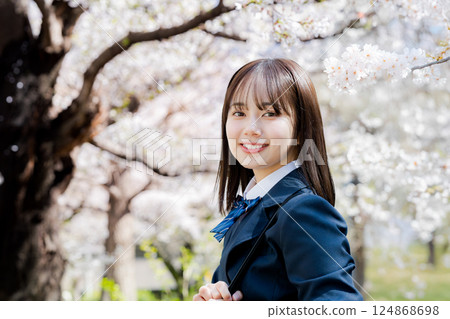漫步在櫻花叢中的女高中生 124868698
