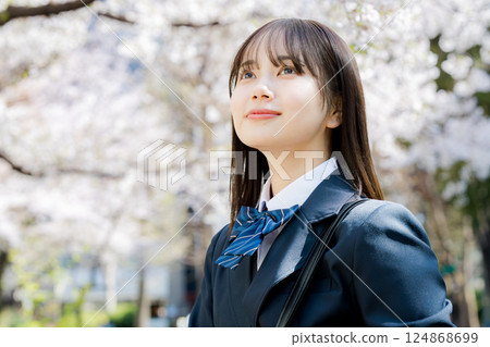 漫步在櫻花叢中的女高中生 124868699