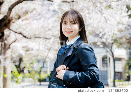 漫步在櫻花叢中的女高中生 漫步在櫻花叢中的女高中生 124868700