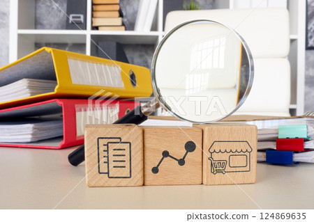 Magnifying glass and symbols of retail and franchising. 124869635
