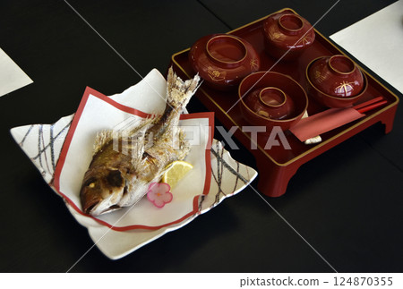 Beginning to eat 124870355