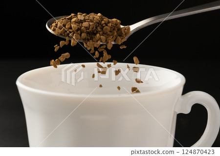 即溶咖啡：將咖啡粉放入杯中 124870423