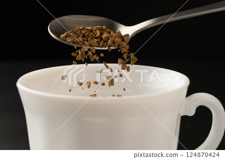 Instant coffee: Put coffee powder in a cup Instant coffee: Put coffee powder in a cup 124870424