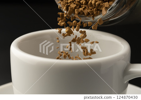 即溶咖啡:將咖啡粉放入杯中 即溶咖啡:將咖啡粉放入杯中 124870430