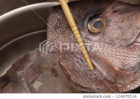 The process of making red sea bream soup 124870514
