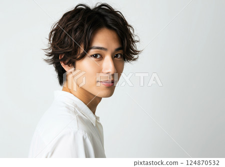 A naturally attractive Japanese man with a refreshing smile (AI-generated image) 124870532